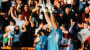 Con una tremenda atajada del Dibu Martínez en el final, Aston Villa ganó y sueña con la Champions League
