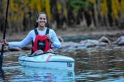 Araceli Balboa rema con estilo propio: creció a orillas del río y enseña a navegarlo en Neuquén