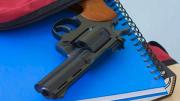 Con un arma en la mochila