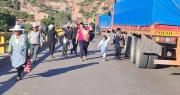Con maletas y hasta con niños, pasajeros deben caminar kilómetros ante los bloqueos en Cochabamba