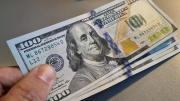 Se achicó la brecha entre el dólar oficial y el blue, que bajó otros 5 pesos