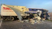 Las fotos del brutal accidente entre un camión y un micro en la Ruta 3
