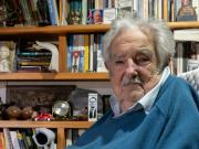 La última entrevista de Pepe Mujica con Clarín, entre su alejamiento de la izquierda y el encuentro con una robot en Japón