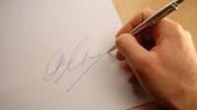Qué significa si una persona subraya su nombre en la firma