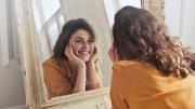 La frase que repiten todas las personas felices consigo mismas, según la psicología