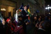 Arce es levantado en hombros y recibe apoyo por su compromiso con la unidad