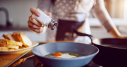 Bajale al zarandeo del salero: 8 simples trucos para consumir menos sal