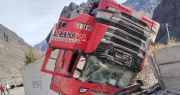 Tremendo vuelco en Alta Montaña: un camión quedó con las ruedas para arriba en Los Caracoles