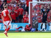 Delay de bandera: la regla más estúpida del fútbol con VAR dejó en coma a un jugador de la Premier League