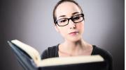 No es hablar solo: el sencillo hábito que realiza una persona con alto coeficiente intelectual