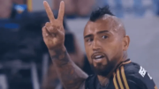 Insólito: Arturo Vidal le hizo gestos a los hinchas de Racing y fue expulsado