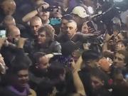 Le robaron el celular a un movilero en medio del acto de cierre de campaña de Adorni