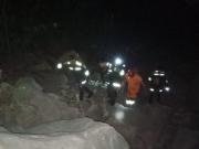 Adulto cae al barranco mientras guiaba a su familia para dar paso a un bus