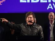 Javier Milei volvió a cargar contra un periodista y hubo insultos a la prensa en el cierre de campaña de Adorni