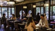 Ajuste a los pequeños gustos: el 76% de los argentinos dejó de salir a comer afuera