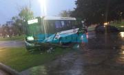 Tremendo choque entre un micro y un auto en circunvalación: rompió tres postes de luz