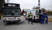 VIDEO. Se salvó de milagro: una ciclista fue embestida por un colectivo en zona sur