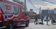 Esperaba el verde del semáforo y un automovilista la atropelló y se dio a la fuga