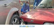 Un conductor se descompensó, embistió a un ciclista y chocó un auto estacionado: murió en el lugar
