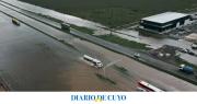 Inundaciones en Buenos Aires: el dramático relato de una maestra varada en un colectivo con 37 alumnos