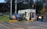 Dos autos chocaron y uno se estrelló contra la garita de 1 y 38: el Tren Roca estuvo interrumpido