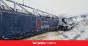 Bomberos auxilian a un camión que se despistó