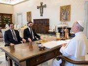 Trump invitó a León XIV a la Casa Blanca tras una audiencia en el Vaticano con líderes de Estados Unidos