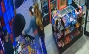 Para robar, un ladrón usó a una mujer como escudo