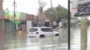 Dejó la camioneta por la calle inundada y le robaron las ruedas