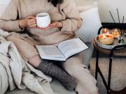 ¿Saturado de la vida? Probá el cozymaxxing, el ritual de mantas y té que se volvió viral en TikTok