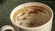 Para qué sirve colocar bicarbonato de sodio y agua caliente en una taza
