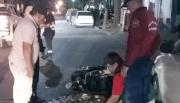 Un motociclista se quiso dar a la fuga en un control y chocó a un Policía