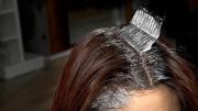 El barato tinte casero de pocos ingredientes que elimina las canas desde la raíz y aporta brillo al cabello