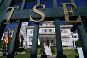 Sin un blindaje legal, el TSE acata otra vez fallos judiciales