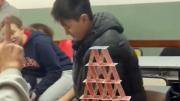 Mar del Plata: un alumno hizo un castillo de naipes en el colegio y se volvió viral