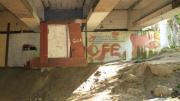 Una mujer de 34 años abandonó sus tres hijos en un hotel y la encontraron debajo de un puente