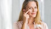 Dile adiós a las arrugas del rostro, cuello y escote con esta barata crema casera de pocos ingredientes