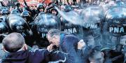 La policía reprime la marcha de jubilados en Argentina con un saldo de 80 heridos