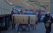 Pobladores protestan en el camino Sucre-Potosí en demanda de atención a sus pliego