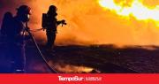 Bomberos sofocan el incendio de un camión