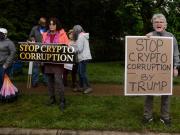 Trump mezcla el cargo público con el beneficio personal y celebra una exclusiva cena con inversores de su criptomoneda