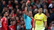 Video: Dibu Martínez fue expulsado en la derrota de Aston Villa ante Manchester United