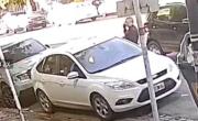 VIDEO. Así atacan con inhibidores en La Plata: se bajó al cajero y en segundos le robaron la mochila del auto