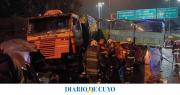 Un camión perdió el control, se cruzó de mano e impactó contra dos autos