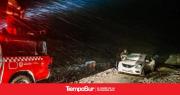 Bomberos rescatan un auto que se despistó