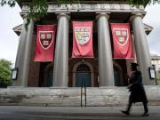 Qué famosos y celebridades podrían ser expulsados de Harvard si se aprueba la política de Trump