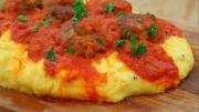Polenta con albóndigas: la receta fácil e ideal para combatir el frío