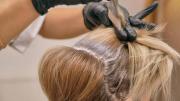 Ni rubio platinado ni rojo cobrizo: el nuevo color de tinte que tapa las canas, dura meses y rejuvenece el rostro