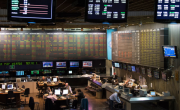 Subieron las acciones, retrocedieron bonos y el dólar repuntó 10 pesos