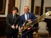 Javier Milei y sus medidas, EN VIVO: tras sacar a la Argentina de la OMS, el Presidente se reunió con Robert Kennedy Jr. y posaron con una motosierra